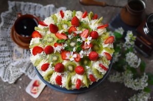 Торт с киви и клубникой Торт с киви и клубникой
