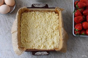Пирог с клубникой и творогом