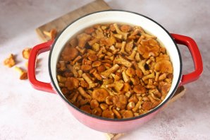 Лисички маринованные