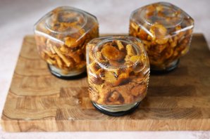 Лисички маринованные