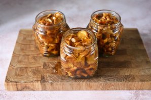 Лисички маринованные