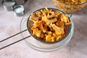 Лисички маринованные