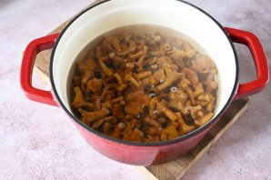 Лисички маринованные