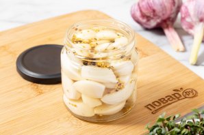 Маринованные зубчики чеснока