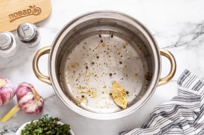Маринованные зубчики чеснока