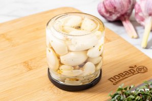 Маринованные зубчики чеснока
