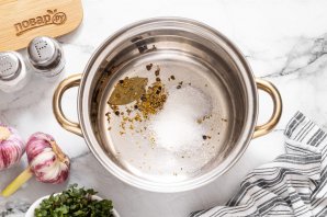 Маринованные зубчики чеснока