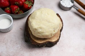 Простой пирог с клубникой Простой пирог с клубникой