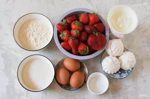 Сметанный торт с клубникой Сметанный торт с клубникой