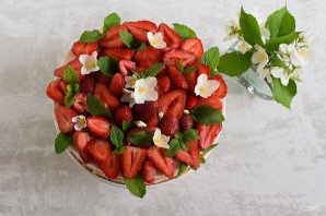 Сметанный торт с клубникой Сметанный торт с клубникой