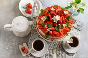 Сметанный торт с клубникой Сметанный торт с клубникой
