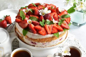 Сметанный торт с клубникой Сметанный торт с клубникой