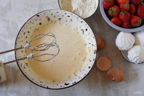 Сметанный торт с клубникой Сметанный торт с клубникой