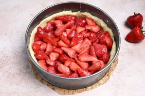 Простой пирог с клубникой Простой пирог с клубникой