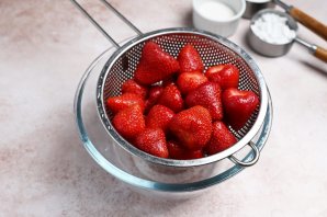 Простой пирог с клубникой Простой пирог с клубникой