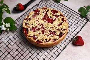 Простой пирог с клубникой Простой пирог с клубникой