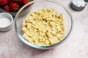 Простой пирог с клубникой Простой пирог с клубникой