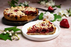 Простой пирог с клубникой Простой пирог с клубникой