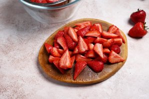 Простой пирог с клубникой Простой пирог с клубникой