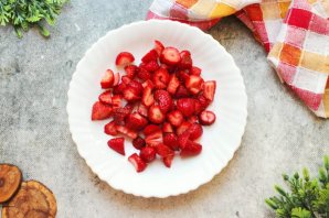 Слоеный пирог с клубникой