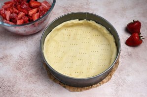 Простой пирог с клубникой Простой пирог с клубникой