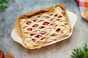 Слоеный пирог с клубникой