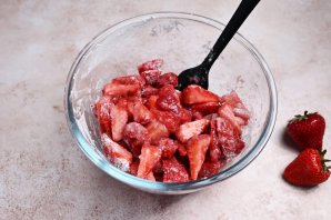Простой пирог с клубникой Простой пирог с клубникой