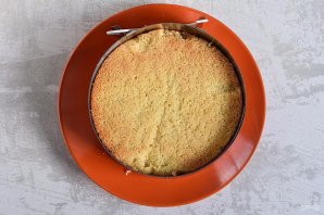 Сметанный торт с клубникой Сметанный торт с клубникой