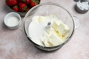 Простой пирог с клубникой Простой пирог с клубникой
