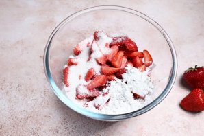 Простой пирог с клубникой Простой пирог с клубникой