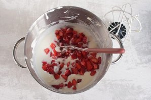 Сметанный торт с клубникой Сметанный торт с клубникой