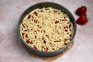 Простой пирог с клубникой Простой пирог с клубникой