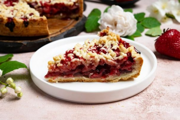 Простой пирог с клубникой Простой пирог с клубникой