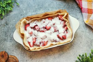 Слоеный пирог с клубникой