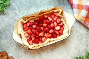 Слоеный пирог с клубникой