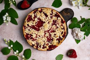 Простой пирог с клубникой Простой пирог с клубникой