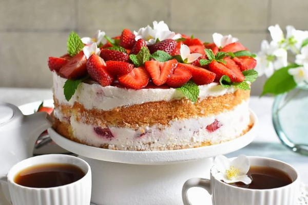 Сметанный торт с клубникой Сметанный торт с клубникой