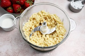 Простой пирог с клубникой Простой пирог с клубникой