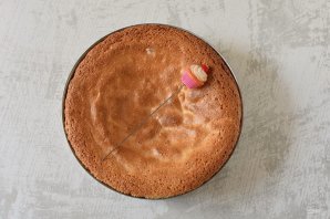 Сметанный торт с клубникой Сметанный торт с клубникой