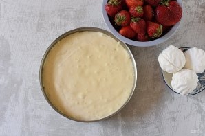 Сметанный торт с клубникой Сметанный торт с клубникой