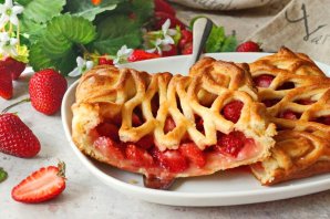 Слоеный пирог с клубникой