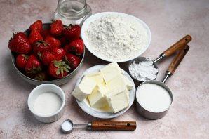 Простой пирог с клубникой Простой пирог с клубникой