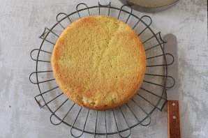 Сметанный торт с клубникой Сметанный торт с клубникой