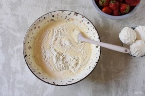 Сметанный торт с клубникой Сметанный торт с клубникой