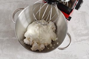 Сметанный торт с клубникой Сметанный торт с клубникой
