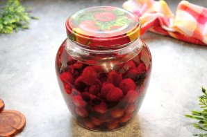 Наливка из крыжовника и чёрной смородины Наливка из крыжовника и чёрной смородины
