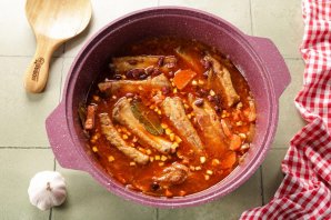 Ребрышки с фасолью