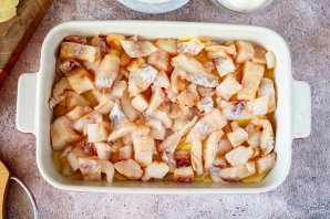 Рыба с картофелем, запеченные под майонезом