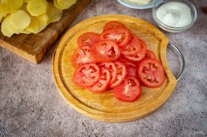 Рыба с картофелем, запеченные под майонезом