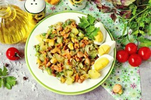 Салат из жареных лисичек Салат из жареных лисичек